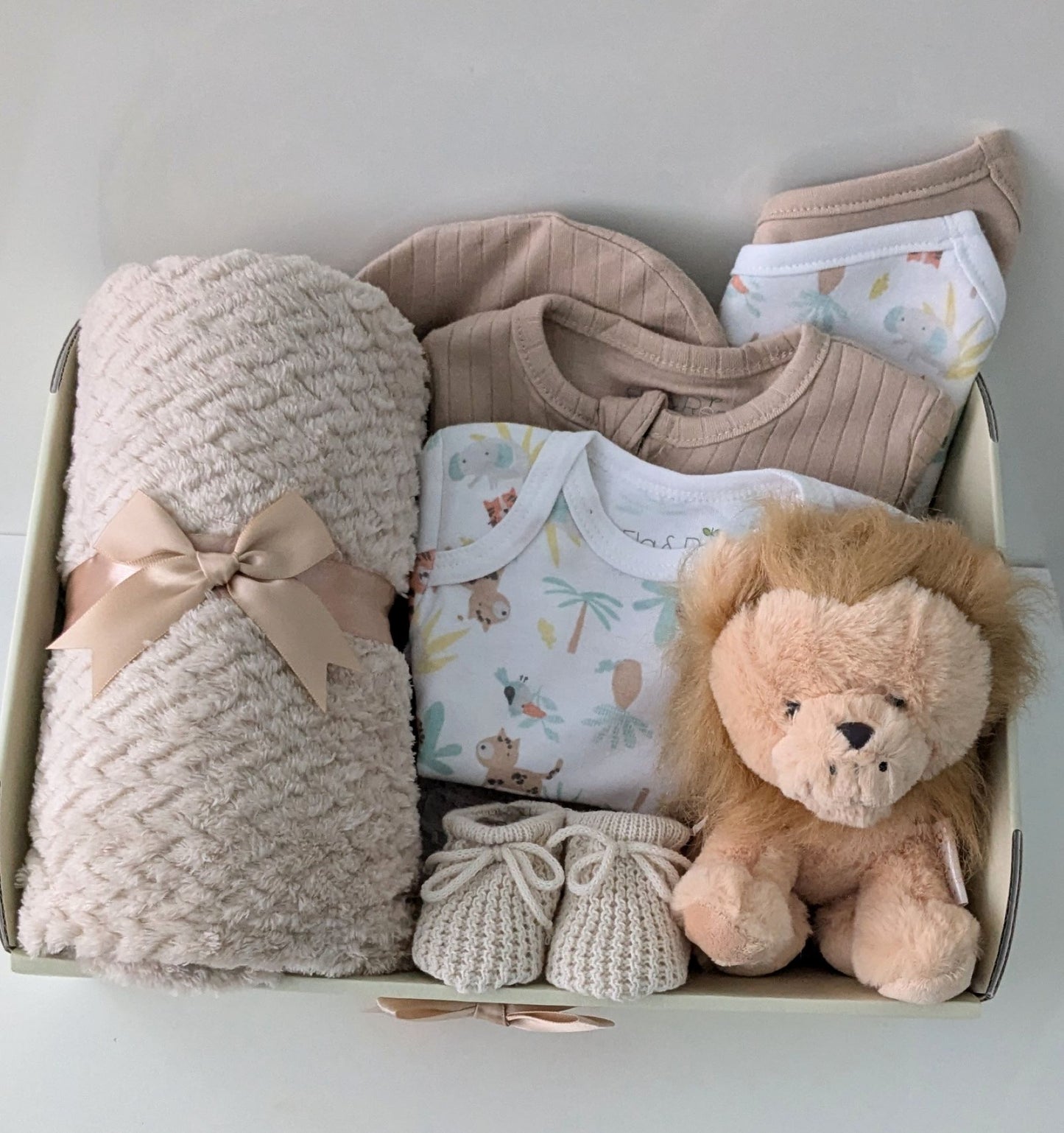 New Baby Gift Hamper. Neutral Shades Baby Hamper with 5-Piece Cotton Safari Print Clothing Set, Blanket, Lion Soft Toy and Booties