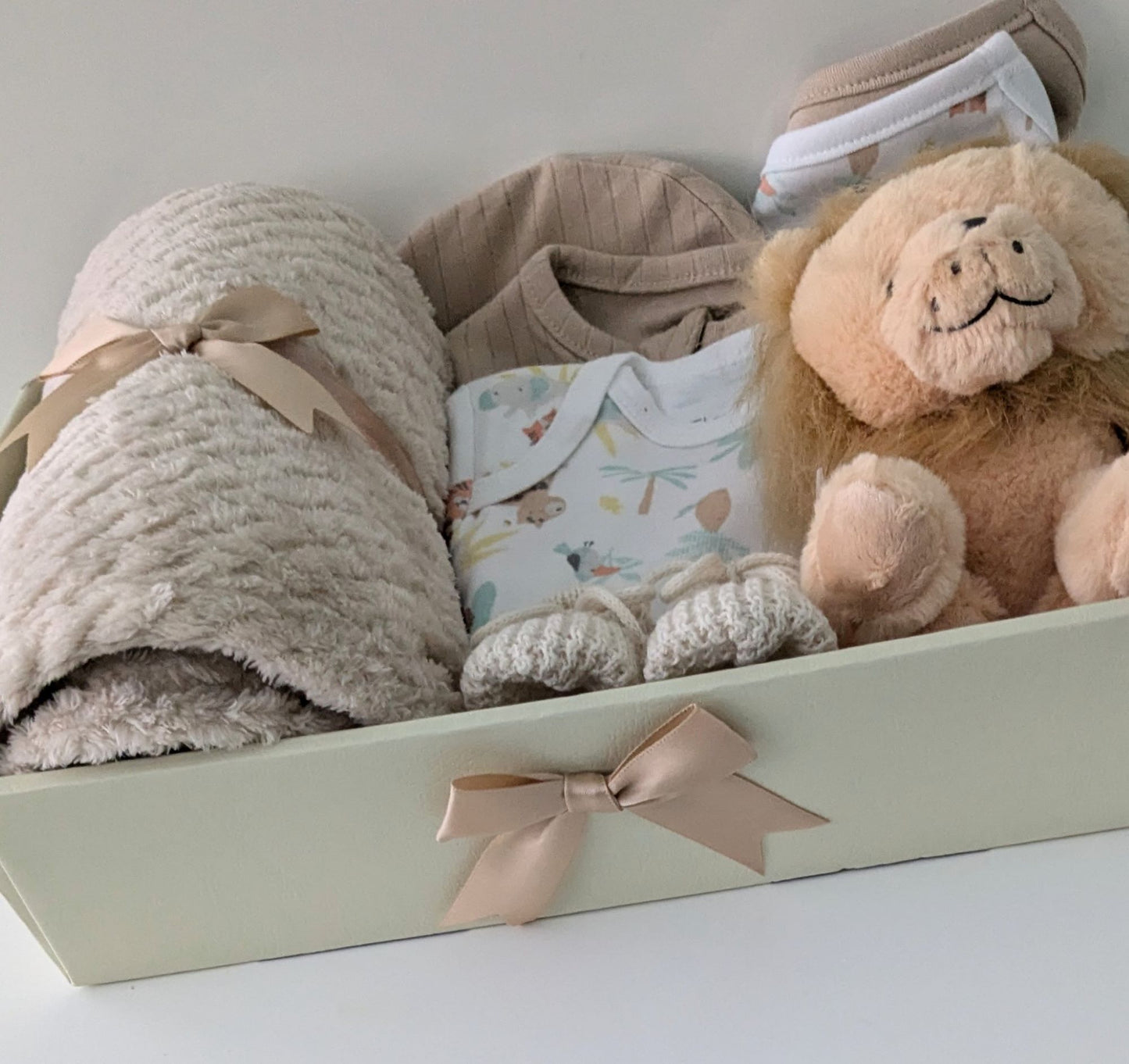 New Baby Gift Hamper. Neutral Shades Baby Hamper with 5-Piece Cotton Safari Print Clothing Set, Blanket, Lion Soft Toy and Booties