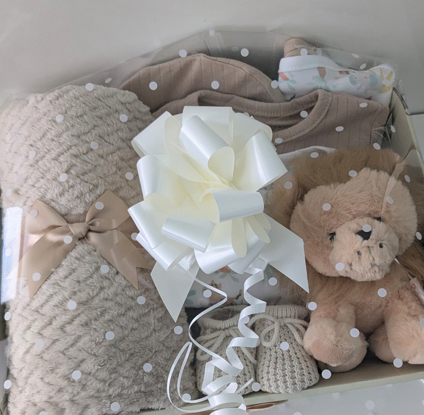 New Baby Gift Hamper. Neutral Shades Baby Hamper with 5-Piece Cotton Safari Print Clothing Set, Blanket, Lion Soft Toy and Booties